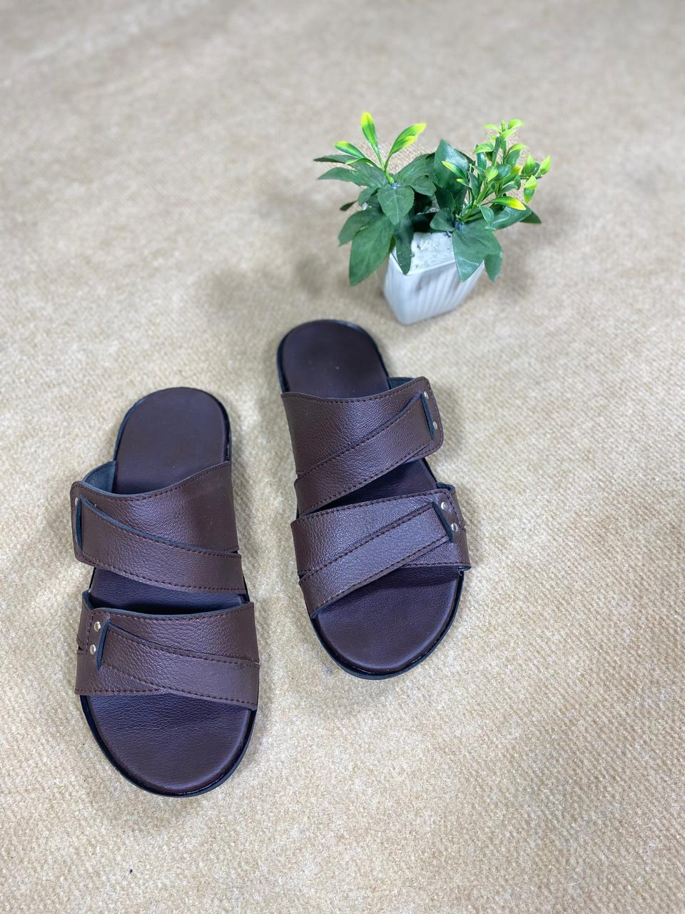 Open-toe breathable men’s slippers made from lightweight EVA foam, ideal for warm weather and everyday use.