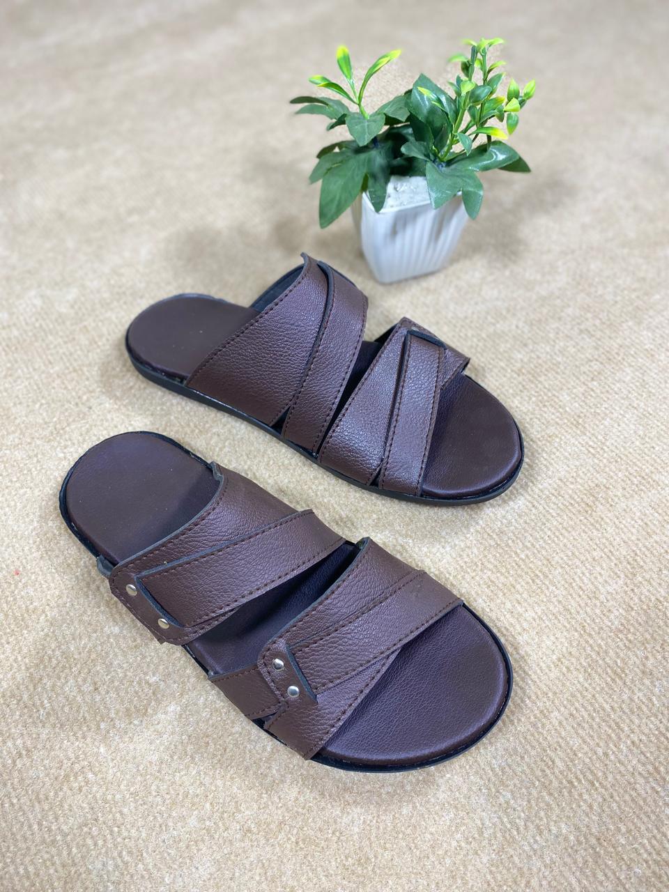 Open-toe breathable men’s slippers made from lightweight EVA foam, ideal for warm weather and everyday use.